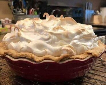 HOMEMADE LEMON MERINGUE PIE