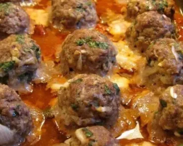 Meatballs stuffed with baked mozzarella