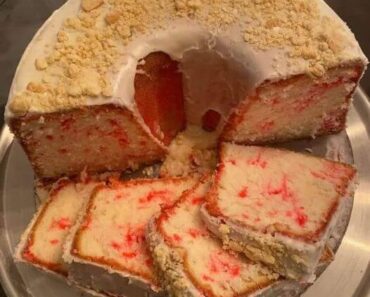 Strawberry crunch pound cake